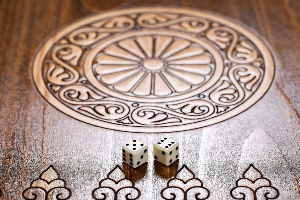 Hand Carved Luxury Chess / Backgammon Board Ornamental #AI31123